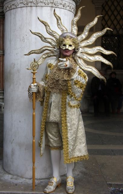 dfc8468b355dd6f403d95312899a8eca--venice-carnival-costumes-carni The Sun King, Venice Carnival Costumes, Venice Mask, Sun King, Venetian Carnival Masks, Carnival Of Venice, Venetian Masquerade, Venetian Masks, Venetian Mask