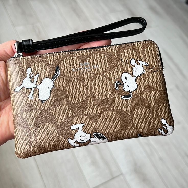 Limited Edition Coach X Peanuts Collection Brand New With Tag Shopping Package, Snoopy Pajamas, Snoopy Stuff, Snoopy Images, Snoop Dog, Cute Wallets, Bags Coach, Fancy Bags, Pretty Bags