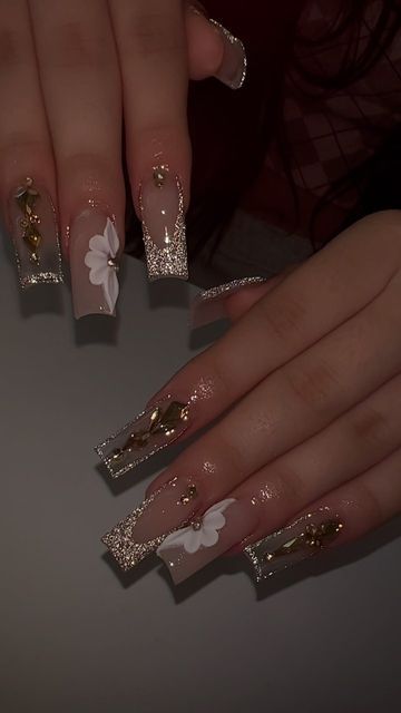 Mail Flower Design, Mail Designs Acrylic Short, Gold Quince Nails, Gold Flower Nails, Red Glam Nails, Xv Hair, Quinceañera Nails, Quince Planning, Mail Inspo