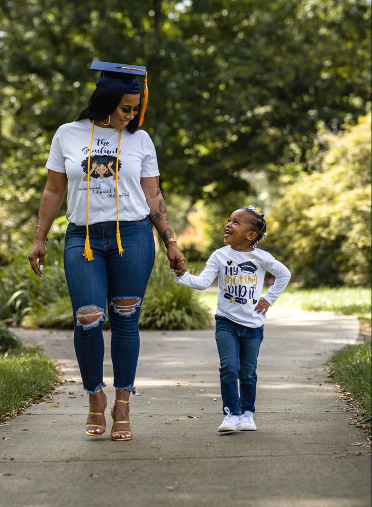 Ideas on graduation pictures. Graduation Mom And Daughter, Mommy And Daughter Graduation Pictures, Mommy And Son Graduation Pictures, Mommy Did It Graduation Pictures, Mommy Graduation Pictures, Mommy Daughter Graduation Pictures, Mom And Baby Graduation Pictures, College Graduation Pictures With Kids, Mommy And Me Graduation Pictures