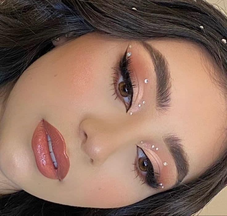 Basic Rhinestone Makeup, Simple Eye Gem Looks, Hoco Makeup Ideas With Gems, Bedazzle Eye Makeup, Pearls On Eyes Makeup, Makeup With Face Jewels, Fairy Glam Makeup, Eye Looks With Gems, Silver Gem Makeup