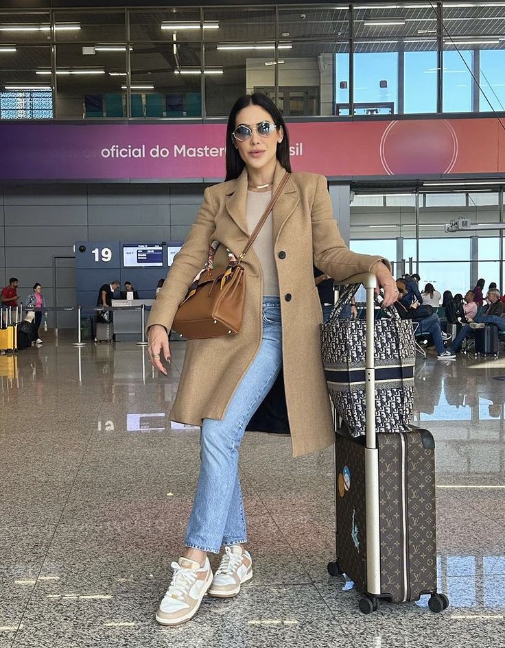 Beige Coat Outfit Casual, Fall Outfits Cute, Madrid Outfits, Chic Airport Outfit, Comfy Airport Outfit, Coat Outfit Casual, Korean Winter Outfits, Camel Coat Outfit, Outfit Botas