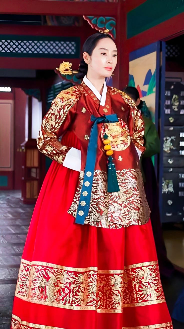 Korean Empress Dress, Korean Queen Traditional Clothes, Korean Design Graphics, Korean Empress, Red Hanbok, Umbrella Outfit, Korean Wedding Traditions, Wedding Dresses Korean, Under The Queen's Umbrella