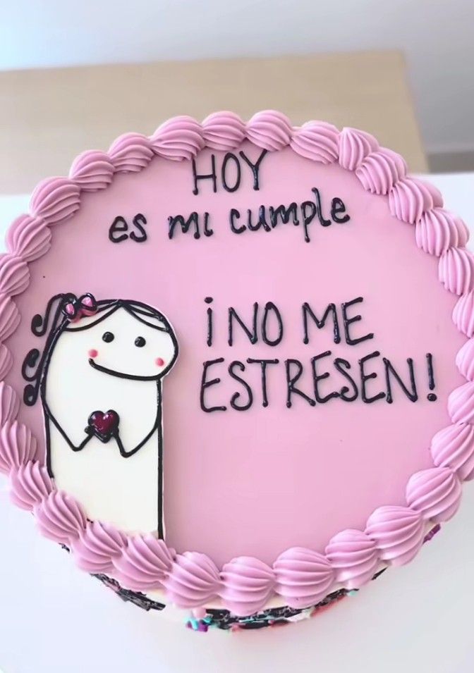 a pink cake with the words hoy es mi cumple i no me estresn on it