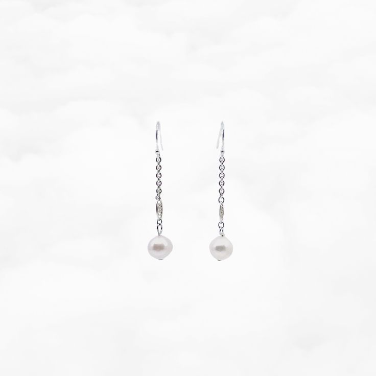 Estos pendientes colgantes de perlas hechos a mano son una combinación perfecta para la colección Nine. Cualquier diseño con perlas los complementará muy bien. Las filigranas de nubes auspiciosas son un detalle elegante e intrincado que combina particularmente bien con collares o pulseras con el mismo motivo.


 ⚜Especificaciones del artículo


 ❀ Alambre para pendientes de plata de ley
 Nubes auspiciosas de filigrana de plata esterlina
 ❀ Perlas de agua dulce 8mm
 ❀ Longitud 1,5 pulgadas (4 cm) Sterling Silver Filigree, Pearl Earrings Dangle, Golden Globes, Silver Filigree, Ear Wire, Boutique Jewelry, Earring Necklace, Ring Necklace, Sales Gifts