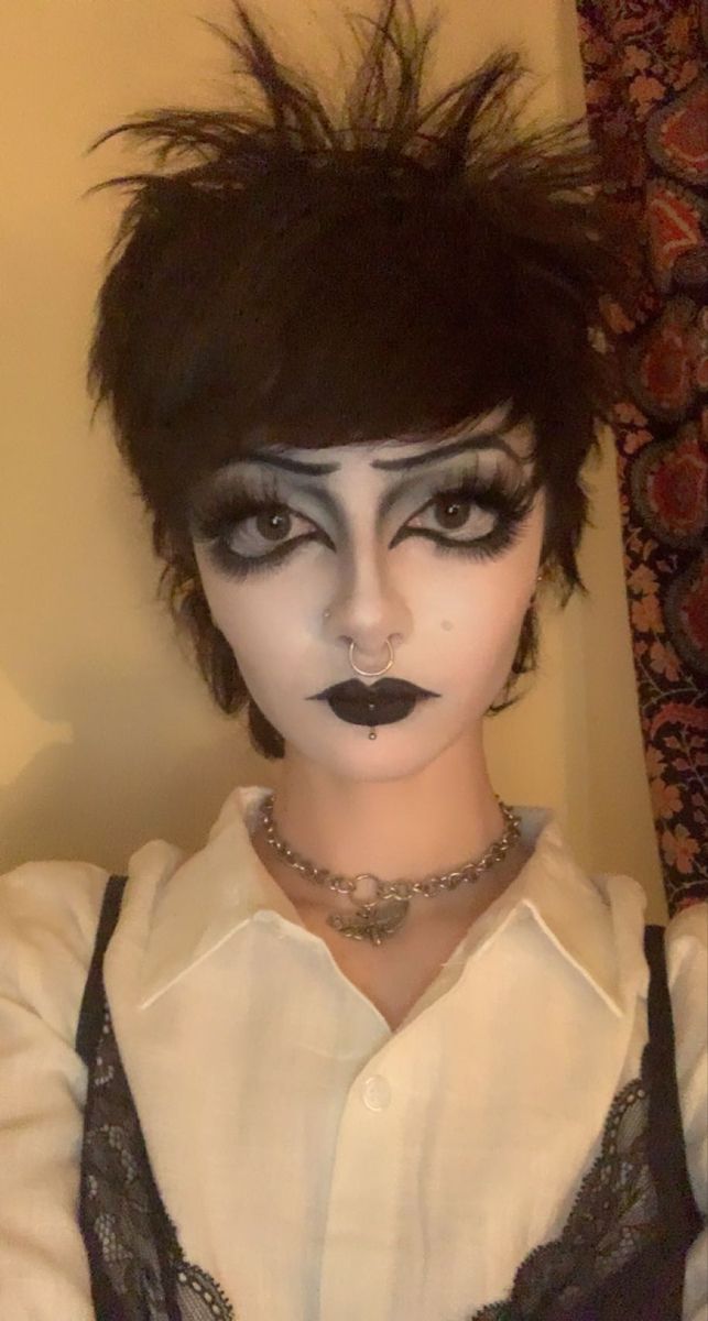 Gothic dolly makeup doll droopy eye sad goth mana sama vkei visual kei v-kei Gothic Porcelain Doll Makeup, Cabaret Goth Makeup, Emo Drag Makeup, Gothic Gyaru Makeup, Dolly Goth Makeup, Vkei Eye Makeup, Pink Trad Goth Makeup, Vkei Makeup Masc, Mopey Goth Makeup