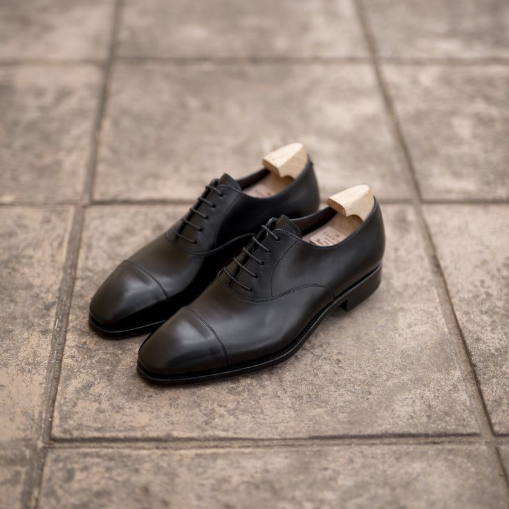 Discover our collection of black dress shoes at Carmina Shoemaker website & Carmina Stores. Cordovan Shoes, Wingtip Oxford Shoes, Black Oxford Shoes, Black Oxfords, Black Dress Shoes, Leather Industry, Wingtip Oxford, Exclusive Shoes, Black Socks