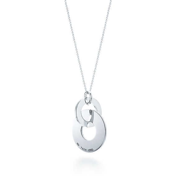 Tiffany 1837™ double interlocking drop pendant in sterling silver, large. Tiffany Eyeglasses, Heart Necklace Tiffany, Tiffany Sunglasses, Tiffany And Co Bracelet, Interlocking Circle Necklace, Diamond Drop Necklace, Tiffany And Co Jewelry, Pendants For Women, Tiffany Necklace