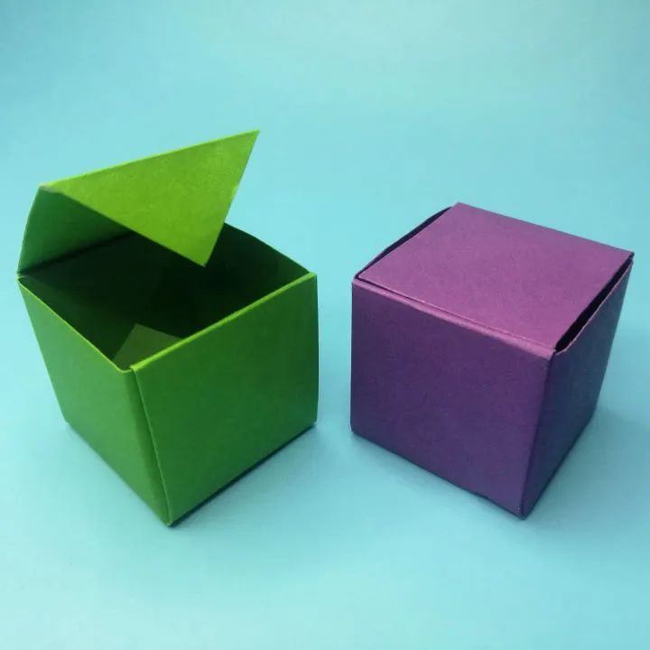 two different colored boxes sitting next to each other