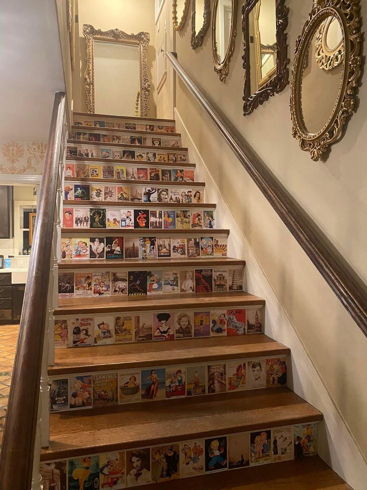 the stairs are decorated with pictures and mirrors