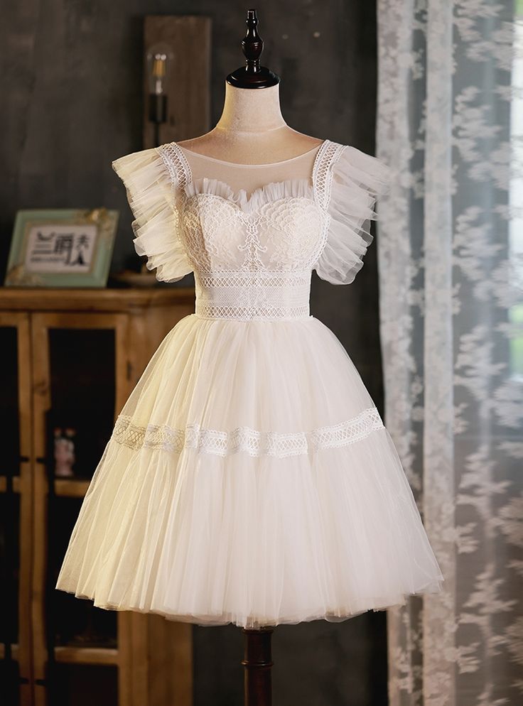 Memorably enchanting, this homecoming dress is a celebration of classic beauty and contemporary design. The bodice, with its heart-shaped lace detailing and subtle beading, provides a vintage-inspired focal point, while the layered tulle skirt offers a modern twist on the traditional full skirt. The result is a dress that is as unique as it is timeless, sure to make the wearer feel like the belle of the ball. Champagne Party Dress, Prom Dress Champagne, Brown Prom Dresses, Champagne Homecoming Dresses, Yellow Homecoming Dresses, Ivory Prom Dresses, Orange Prom Dresses, Purple Homecoming Dress, Burgundy Homecoming Dresses