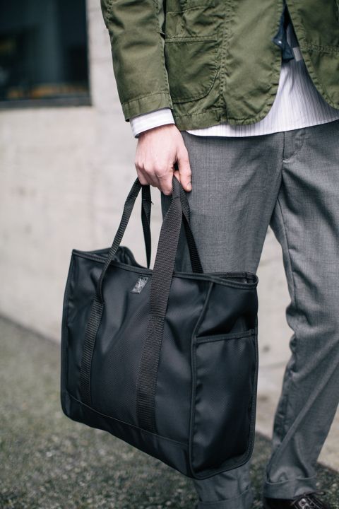 More style inspiration & fashion updates @ www.Dapperfied.com Filson Bags, Diy Bag Designs, Dapper Gentleman, Dapper Style, Winter Lookbook, Lifestyle Content, Summer Lookbook, Mens Leather Bag, Trend Forecasting