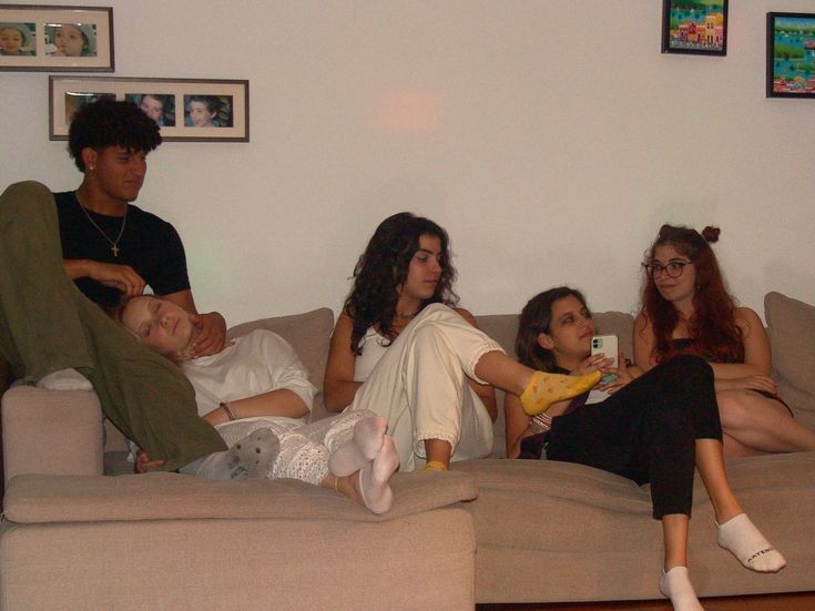 Candid photo photograph of a group of friends. Picture inspiration. #oarty #teenagers #candidphoto #aesthetic #vibes Group Reference Pose Funny, Sleepover Pose Reference Drawing, Group Sitting Pose Reference, Group Sitting On Couch Reference, Two People Hanging Out Reference, Hanging Out Pose Reference, Group Pose Reference Photo, Group Of Friends Pose Reference, Group Of Friends Sitting Together