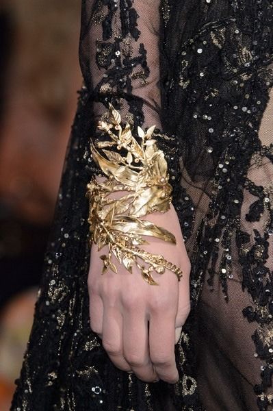 lotrfashion: Bracelet for Thranduil’s wife - Elie Saab Elie Saab Couture, Black Gold Jewelry, Gold Cuffs, Hand Jewelry, Diy Schmuck, Fall 2015, Elie Saab, Fashion Details, Couture Fashion