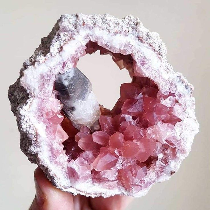 Crystal Aesthetic, Quartz Geode, Pretty Rocks, Crystal Magic, Beautiful Rocks, Minerals And Gemstones, Rocks And Gems, Pink Amethyst, Crystal Grid