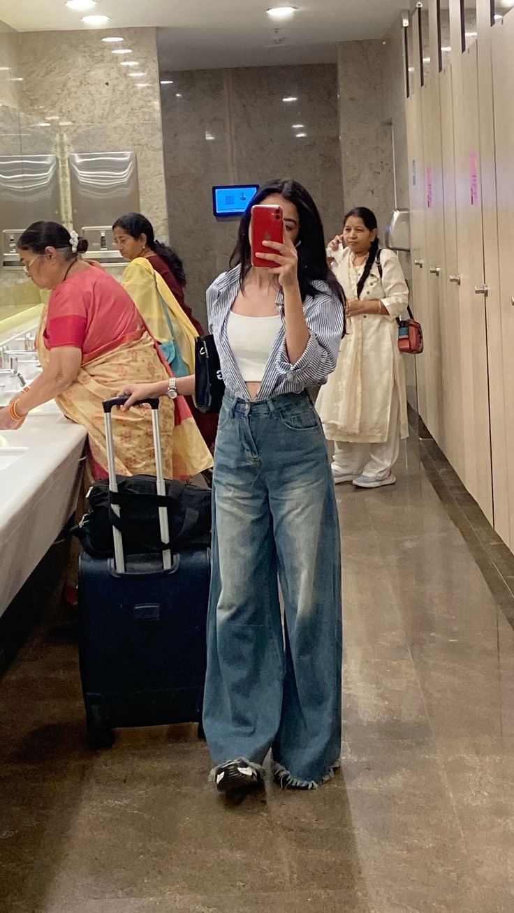 Desi Fashion Casual Jeans, Airport Fashion Aesthetic, Aesthetic Airport Outfits, Outfits Gorditas, Stylish Outfits Casual, Celebrity Casual Outfits, Modesty Outfits, Casual College Outfits, Fashion Top Outfits