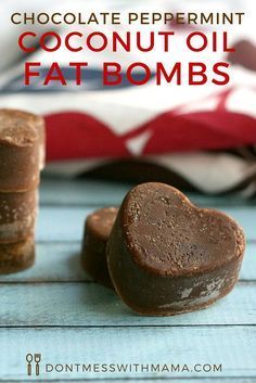 Chocolate Peppermint Coconut Oil Fat Bombs - tame that sweet tooth AND increase your metabolism with these delicious treats Fat Bomb Recipes, Peppermint Treats, Keto Cream, Coconut Oil Recipes, Fat Bomb, Coconut Chocolate, Fat Bomb Recipe, Keto Fat, Low Carb Chocolate