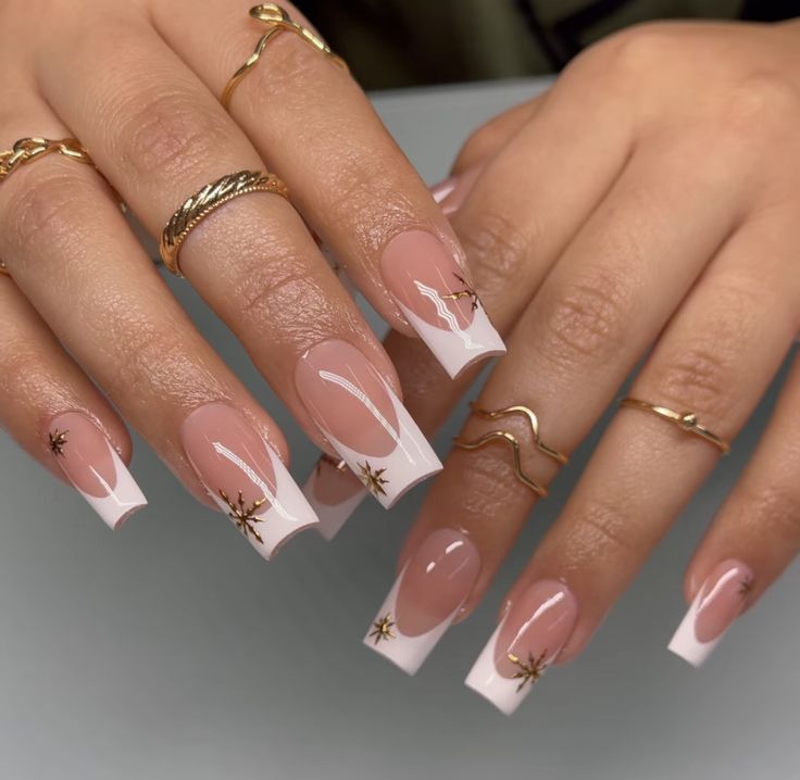 Christmas Nails Coffin Shape Short, Medium Nails Christmas, Gold And White Nails Christmas, Square Christmas Nails Simple, December Coffin Nails, Christmas Nails Inspo 2023, Simple Christmas Nails Medium Length, White Christmas Nails Acrylic Holiday, Winter Nails Tapered Square