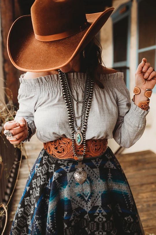 Western Chic Fashion, Western Dresses For Women, Cowgirl Style Outfits, Southern Outfits, Tooled Leather Purse, Looks Country, Western Style Outfits, Western Outfits Women, Country Fashion