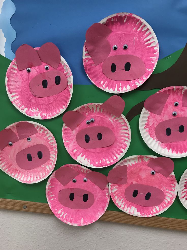 some paper plates with pigs on them