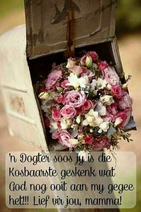 a bouquet of flowers sitting in an old wooden box with the words,'n together so you're die rosbanste gestenk wat god not