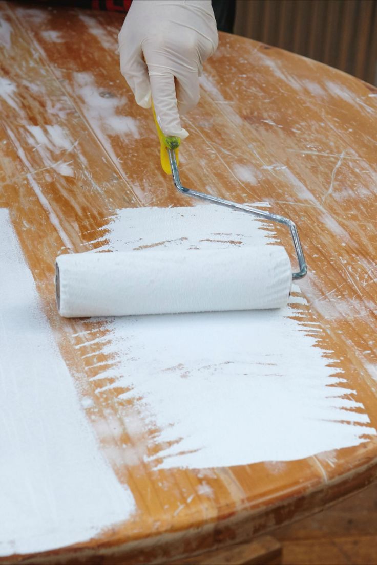 painting kitchen table with paint roller Paint Kitchen Table White, Diy Paint Kitchen Table, Painted Kitchen Tables Diy, How To Paint A Table Top, Painting Wooden Table, White Painted Dining Table, How To Stain A Table, How To Paint Table, Diy Painted Kitchen Table