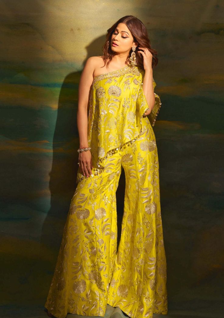 Editor's Note This stylish indo- western set has a panel pant with feminine paired with a smart, one shoulder top in our beautiful paired with delicate, gold embroidery. Diwali Edit, Drape Lehenga, Tailored Outfits, Indian Outfits Modern, Indo Western Outfits For Women, Gopi Vaid, Choli Design, Insta Model, Mehendi Outfit