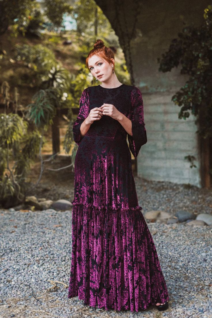 Capulet Velvet Dress by Jennafer Grace – Chateau Bel Age Boutique Goth Girl Fashion, Whimsigoth Style, Bohemian Witch, Witchy Dress, Witchy Outfits, Witchy Boho, Style Inspiration Edgy, Orchid Show, Oh My Goddess