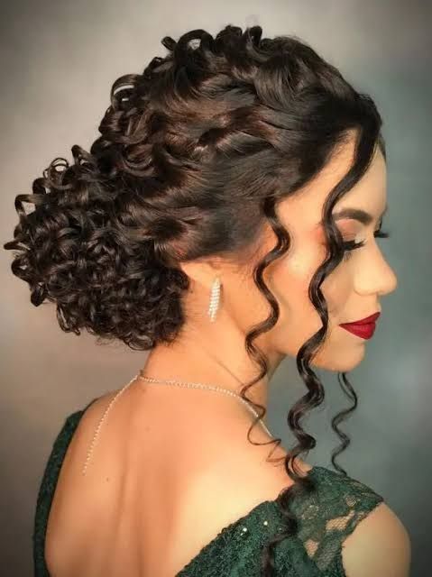 Penteados pra cabelo/ penteados cabelo cacheado / cabelo cacheado / madrinha de casamento / penteados / cabelo / cachos / madrinhas Curly Bridal Hair, Curly Hair Up, Twisted Hair, Curly Wedding Hair, Hairdos For Curly Hair, Wedding Hair Inspiration, Crown Hairstyles, Wedding Hair And Makeup, Bride Hairstyles