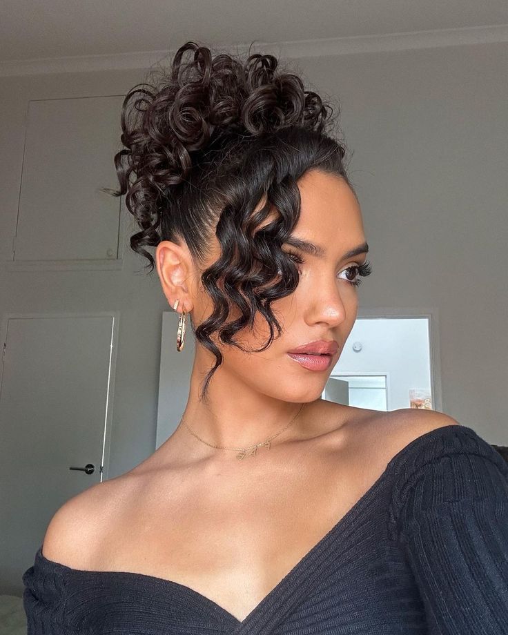 22 Trendy Curly Updos For Medium Hair You Shouldn’t Miss Out Curly Bridesmaid Hairstyles, Curly Updos For Medium Hair, Madrid Wedding, Fringe Bangs Hairstyles, Updo Curls, Curly Updos, Curly Heads, Curly Hair Up, Edgy Hairstyles