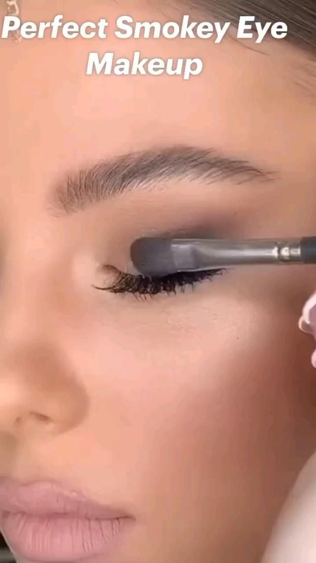 Smokey Eye Step By Step, Eye Makeup Video, Smokey Eye Makeup Video, Eye Step By Step, Eye Makeup Step By Step, Beginners Eye Makeup, Makeup Video, Eyebrow Makeup Tips, Eye Makeup Techniques