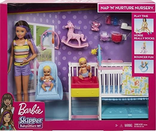 ​Play out classic babysitting moments with Barbie Skipper Babysitters Inc. Nap 'n' Nurture Nursery playset! ​More than 15 pieces -- including babysitter Skipper doll, 2 twin baby dolls, a crib with changing table and fun baby gear with action -- inspire all-day play! ​Place a baby doll in the bouncy chair using the clip and press the top down for bouncing action -- there's even room for 2 toys on the bar! ​Use the mobile on the crib for bedtime or place on the floor Barbie Bebe, Barbie Playsets, Baby Barbie, Barbie Doll Set, Skipper Doll, Barbie Skipper, Kids Exploring, Doll Clothes Barbie, Barbie Toys