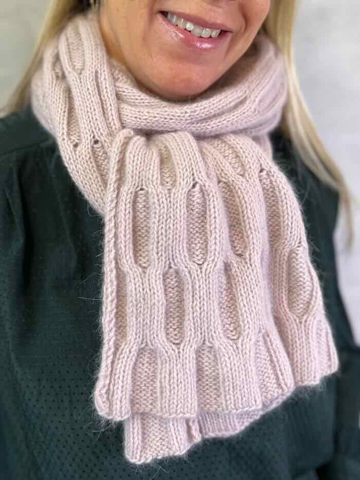 Gitter scarf by Hanne Falkenberg, knitting pattern Knitting patterns Hanne Falkenberg Nordic Sweater, Woolen Sweaters, Knitting Kit, Shetland Wool, Yarn Brands, Knitting Kits, Summer Knitting, Light Sweater, Size Pattern