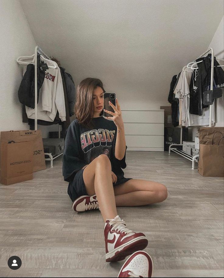 Nike Dunk High Women Outfit, Nike Dunk High Outfit, Dunk High Outfit, Burgundy Jordans, Dunks Outfit Woman, Nike Dunks Outfit, Chic Outfits Edgy, Dunk Outfit, Dunks Outfit