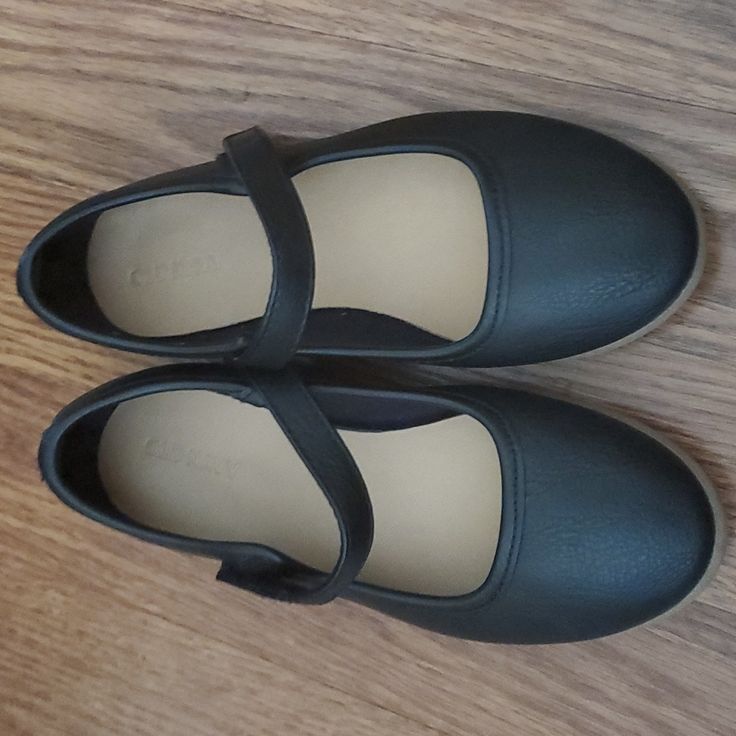 Nwot Girls Old Navy Shoes Looks Like Black Leather Navy Shoes, Shoes Color, Black Shoes, Kids Shoes, Old Navy, Black Leather, Navy, Full Service, Leather