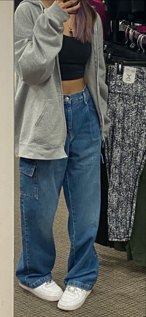 Outfits With Baggy Dark Blue Jeans, Dark Blue Baggy Jeans Outfit Aesthetic, Blue Cargo Jeans Outfit Aesthetic, Outfits With Cargo Jeans Blue, How To Style Jean Cargo Pants, Dark Wash Cargo Jeans Outfit, Dark Cargo Jeans Outfit, Light Wash Cargo Jeans Outfit, Baggie Jeans Outfit Women