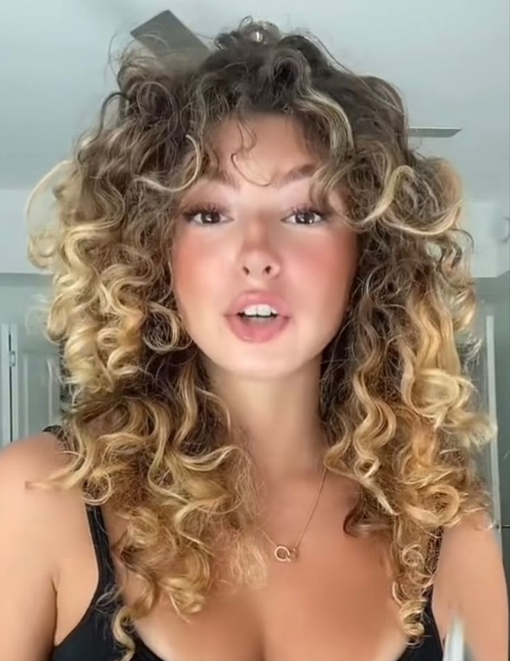 Butterfly Layers Haircut Curly Hair, Shaggy Curly Hair Blonde, Lions Mane Haircut Curly, Blonde Curly Hair Fringe, 70s Shag Curly Hair, Bottleneck Bangs Curly Hair, Shag Thick Curly Hair, Medium Length Curly Haircut With Layers, Curly Butterfly Haircut