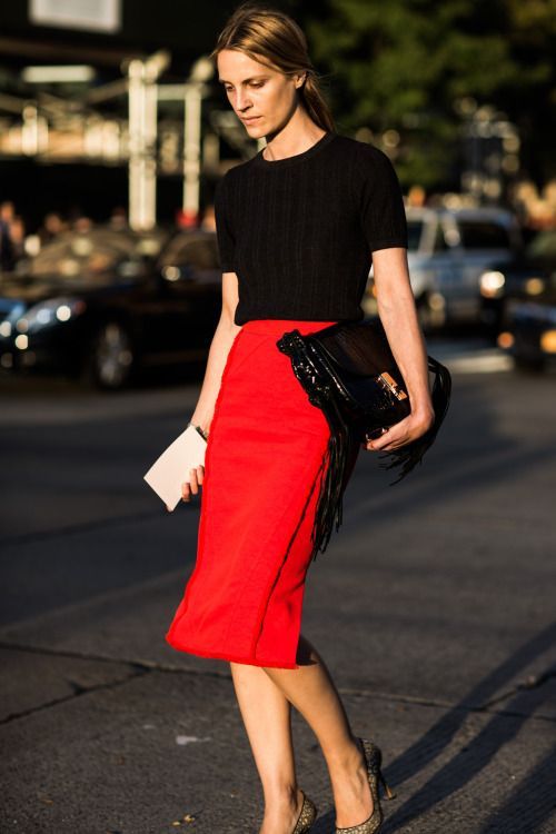 Photo Red Skirt Outfits, Shirt Tutorial, Red Pencil Skirt, Red Pencil, Plaid Outfits, Elegante Casual, Red Skirt, Red Skirts, Skirt Outfit