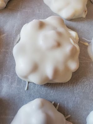 some kind of food sitting on top of a table