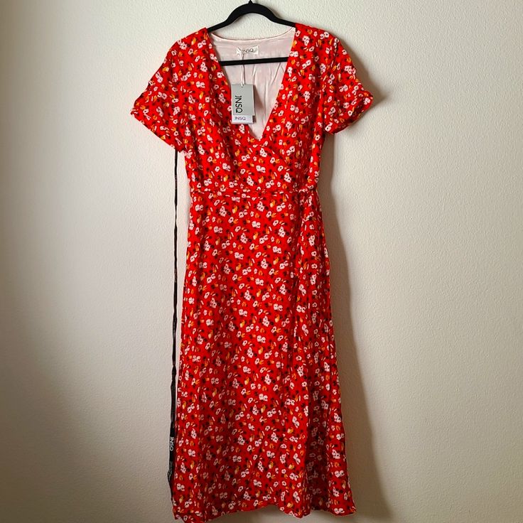 Brand New Mulberry Silk Cute Red Flower Pattern Dress Size 10 Jnsq Brand Retail $109 Red Floral Print Maxi Dress With Short Sleeves, Red Floral Print Short Sleeve Maxi Dress, Fitted Red Floral Dress For Summer, Fitted Red Floral Maxi Dress, Fitted Red Floral Dress For Spring, Red Floral Dress For Brunch, Red Casual Floral Dress With Short Sleeves, Red Short Sleeve Floral Beach Dress, Red Floral Short Sleeve Dress For Vacation