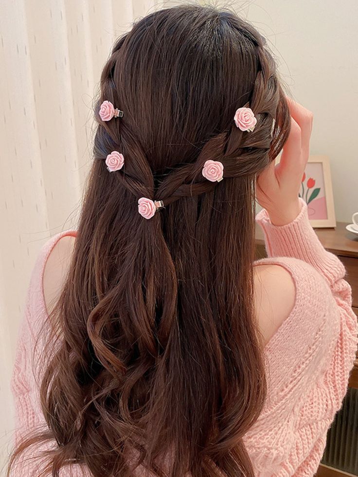 Rose Hair Clip Hairstyles, Pink Flower Hair Accessories, Pink Rose Hairstyle, Hairstyles With Pink Accessories, Hair With Flower Clips, Cute Hair Accessories Clips, Roses Hairstyle, Hair Flower Accessories, Concert Hairstyle