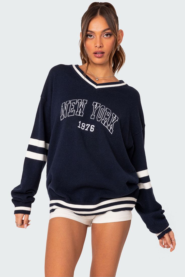 Sweater Contrasting stripes & V neckline Graphic text Oversized fit Acrylic Model wears size S Model height is 5'9 Item care: Machine wash at maximum 30ºC, do not bleach, do not tumble dry, iron at a maximum of 110ºC, do not dry clean. New York Sweater, New York Sweatshirt, Varsity Sweater, Oversized Sweater Women, Collar Cardigan, Swimwear Dress, Cardigan Vest, Warm Coat, Sweater Design