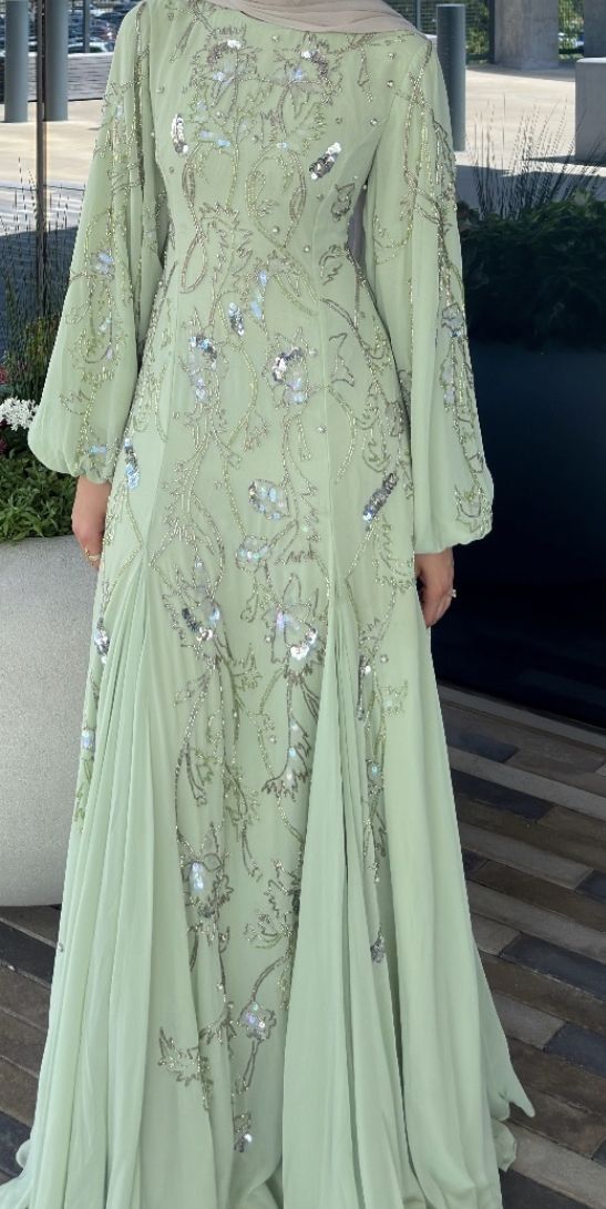 Saudi Wedding Dress Guest, Pakistani Prom Dresses, Desi Gown Dresses, Hijabi Evening Gowns, Hijabi Wedding Dress Guest, Modern Desi Wedding, Mint Green Dress Hijab, Lehenga Modest, Modern Modest Outfits