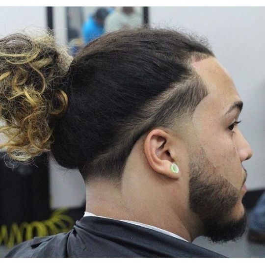 Cabelos Fade Man Bun, Man Bun Curly Hair, Bun Curly Hair, Long Hair Fade, Man Bun Haircut, Best Haircuts For Men, Curly Hair Fade, Man Bun Hairstyles, Undercut Long Hair