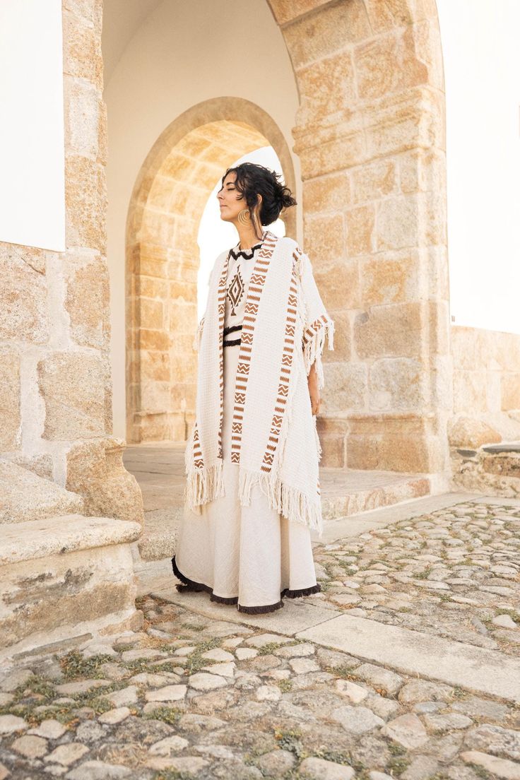 Adopt a bohemian loose-fit look with this ivory-colored tribal kimono in 100% cotton. Ideal for cooler summer nights, festivals or ceremonies. Mixed model, suitable for men and women.  ༶ ༶ ༶ ༶ ༶ ༶ ༶ ༶ ༶ ༶ ༶ ༶ ༶ ༶ ༶ ༶ ༶ ༶ ༶ ༶ ༶ ༶ ༶ ༶ ༶ ༶ ༶ ༶ AVAILABILITY The kimono is available in other earthy colors :  - Brown Color : https://www.etsy.com/listing/1781191615 - Rust Color : https://www.etsy.com/listing/1766994078 ༶ ༶ ༶ ༶ ༶ ༶ ༶ ༶ ༶ ༶ ༶ ༶ ༶ ༶ ༶ ༶ ༶ ༶ ༶ ༶ ༶ ༶ ༶ ༶ ༶ ༶ ༶ ༶ MEASUREMENTS DETAILS Our prod Festival Cape, Natural Clothing, Ladies Poncho, Boho Jacket, Colors Brown, Earthy Colors, Rust Color, Ivory Color, Summer Nights