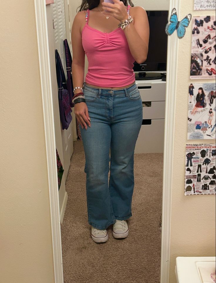 Outfit Inspo For Broad Shoulders, Wide Shoulders Women Aesthetic, Outfits For People With Broad Shoulders, Tops For Wide Shoulders Body Types, Outfits For Girls With Big Bust, Girls With Broad Shoulders, Mid 90s Fashion, High School Fashion, Latina Outfits