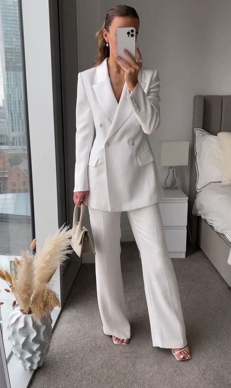 Rich Outfits Classy, Rich Women Outfits, Graduation Suits, Fashion Collection Inspiration, Monochromatic Fashion, White Suit, Woman Suit Fashion, Total Look, Elegantes Outfit