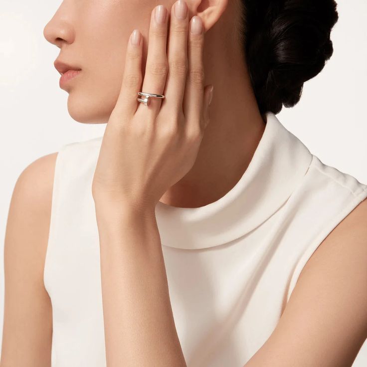 Elevate your style with the JUSTE RING 2.65MM in sleek silver. This elegant piece adds a touch of sophistication to any outfit, making it the perfect accessory for any occasion. Its understated yet refined design is sure to make a statement and impress all who see it. Embrace luxury and elevate your look with the JUSTE RING. ADDITIONAL INFORMATION Color: Silver Stone : No REF.: B4216900 Material:- 925 Sterling Silver - 18k Gold Plated- 18k Real Gold ( contact us via instagram) Width: 2.65 mm Rin Cartier White Diamond Ring Elegant, Elegant Cartier Rose Gold Rings, Elegant Cartier Diamond Ring With Brilliant Cut, Cartier White Platinum Jewelry, Cartier Platinum Jewelry In White, Cartier Fine Jewelry With Brilliant Cut, Cartier Classic Diamond White Jewelry, Timeless Cartier Jewelry With Brilliant Cut, Classic Cartier Diamond White Diamond Ring