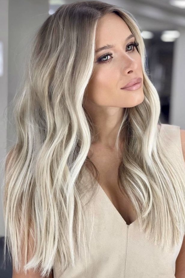 Waves Hair Styles, Icy Blonde Hair Color, Pelo Color Vino, Beach Waves Hair, Effortless Hair, Dark Blonde Hair Color, Icy Blonde Hair, Waves Hair, Cool Blonde Hair