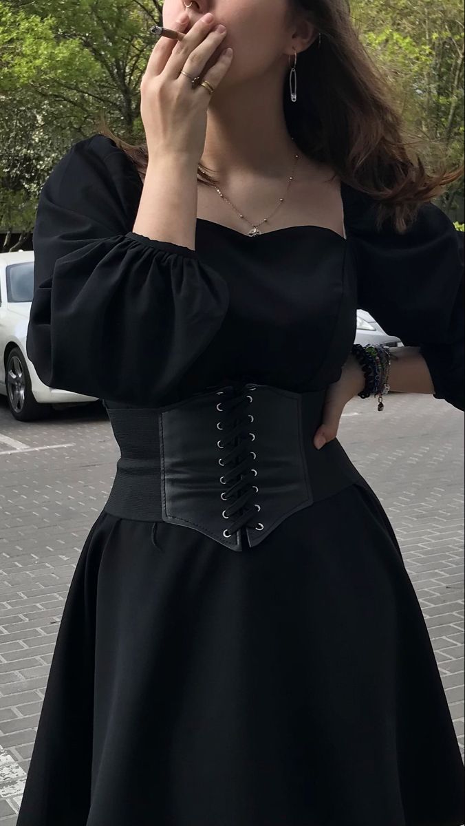 Corset Belt Dress Outfit, Black Dress With Corset Belt, Corset Belt Styling, Black Corset Outfit Casual, Belt Dress Outfit, Corset Dress Outfit, Cinto Corset, Dress With Corset Belt, Dresses With Corsets